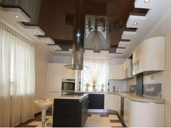 Фотографии натяжных потолков на кухне