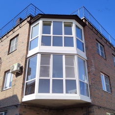 Панорамное остекление балкона с крышей